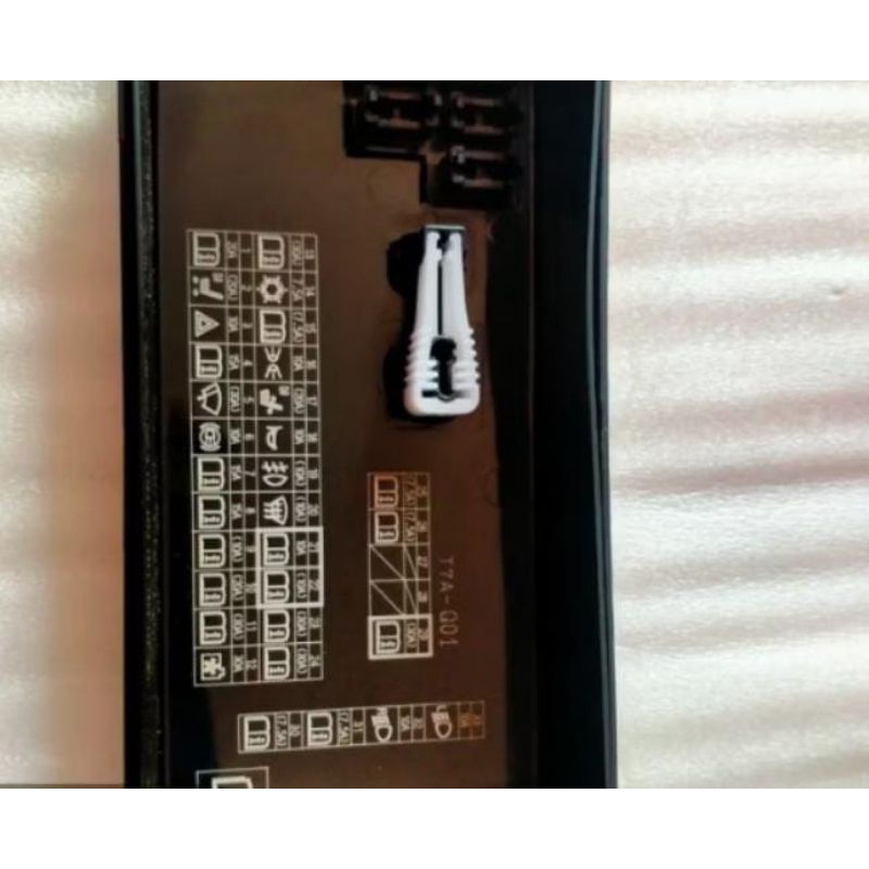 tutup box sekring Honda Mobilio