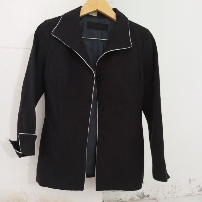 blazer hitam pekat