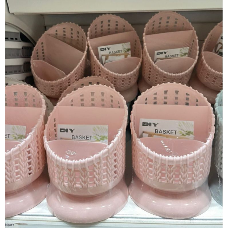 

TEMPAT PENYIMPAN REMOT TV AC/BUCKET PULPEN PENSIL/TEMPAT PENYIMPAN SEKAT ULIR SERBAGUNA PINK