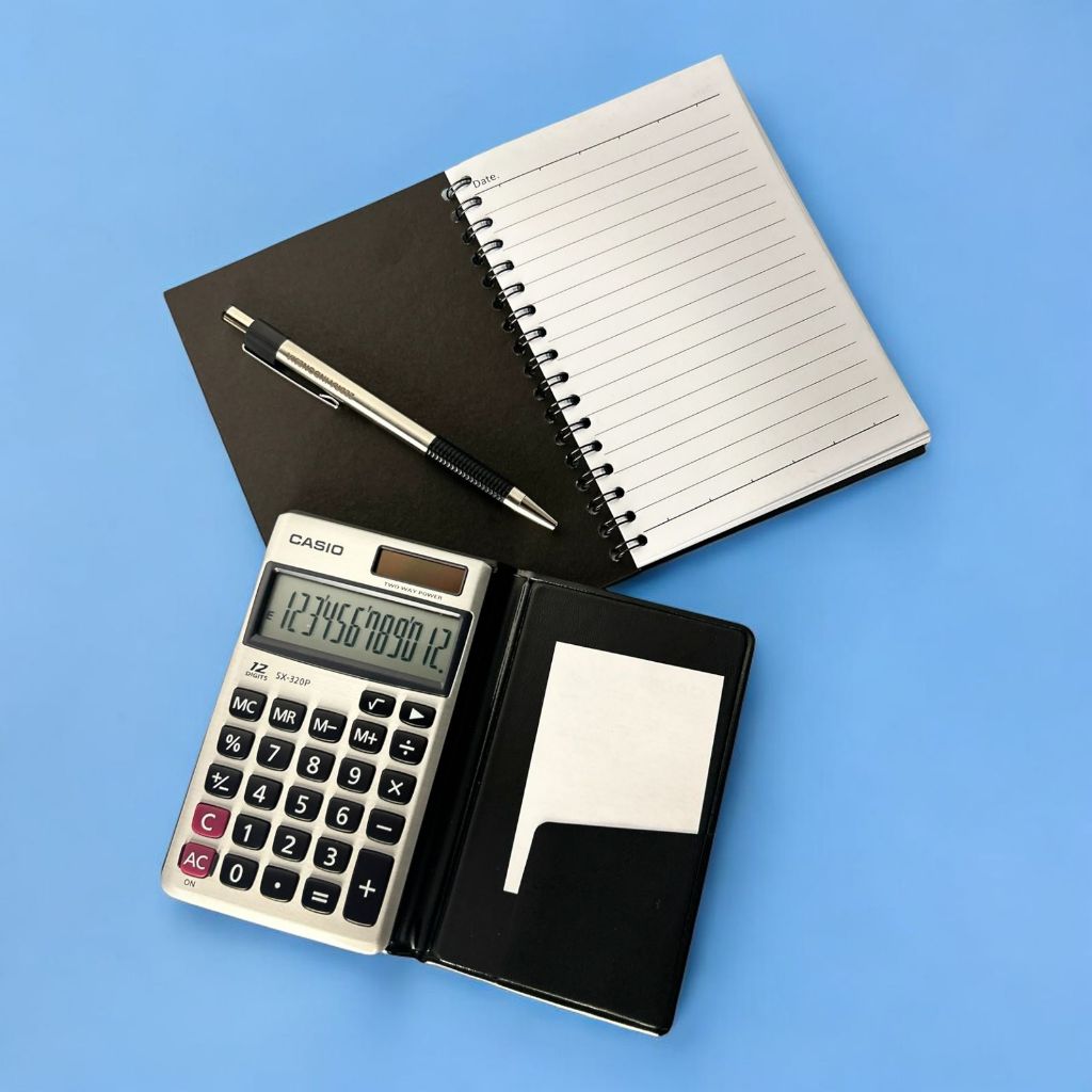 

Kalkulator Casio SX 320 Pulpen Zebra dengan Grafir Nama/logo perusahaan dan Notebook – Set Elegan untuk Hadiah atau Perlengkapan Kantor