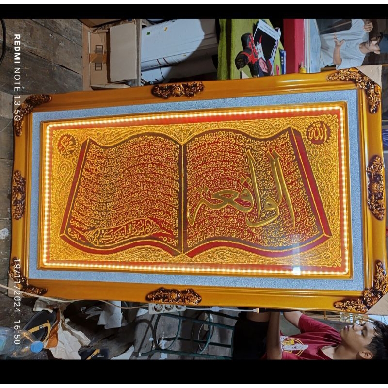 KALIGRAFI SURAT AL WAQI'AH, YASIN TIMBUL KITAB + LAMPU LED JUMBO 145 X 85 CM