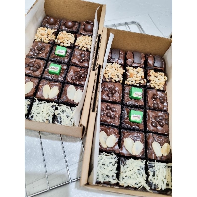 

[PROMO 2 BOX] Brownies Fudgy 2 Box 18 Potong Enak Nyoklat Murah Shiny Crust