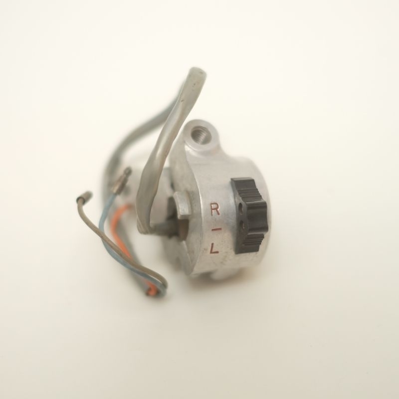 HOLDER SAKLAR KANAN HONDA C50 C70 C90 PISPOT ENGKEL ORIGINAL NOS ORI BARU
