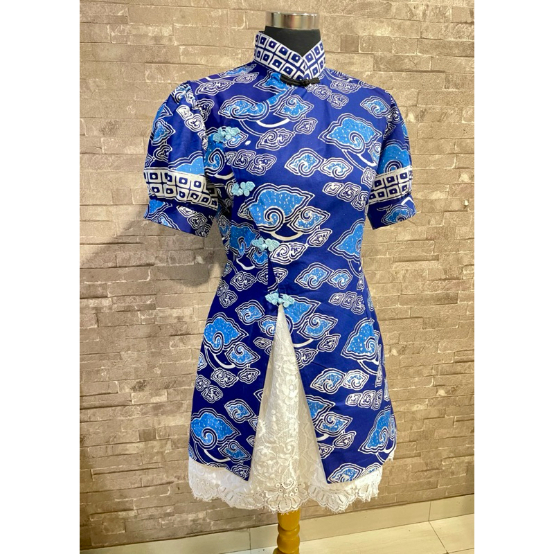 ~Cutevina~ Setelan Cheongsam Batik Biru Megamendung kombinasi dengan Rok Brokat Putih FCD2412002