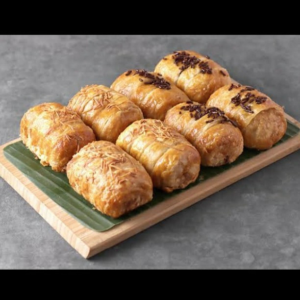 

Pisang Bolen Lilit Mini Khas Bandung BREAD.CO Fresh Oven 1 PC