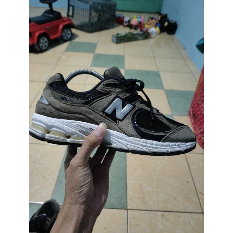 NB 2002r dark grey