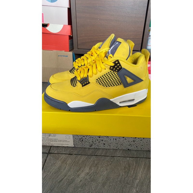 NIKE AIR JORDAN 4 RETRO