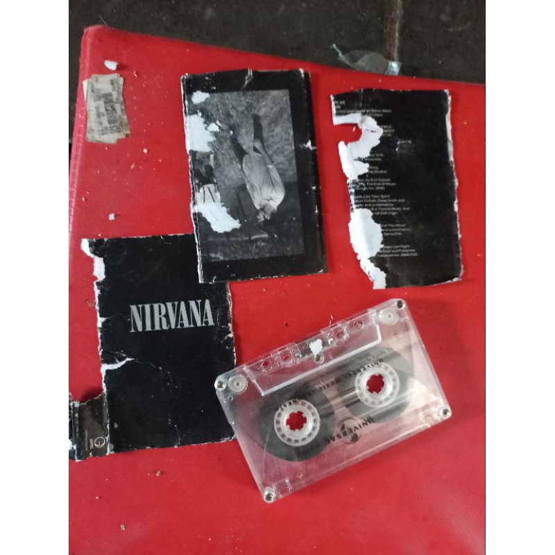 Kaset pita Nirvana Hitam nyala