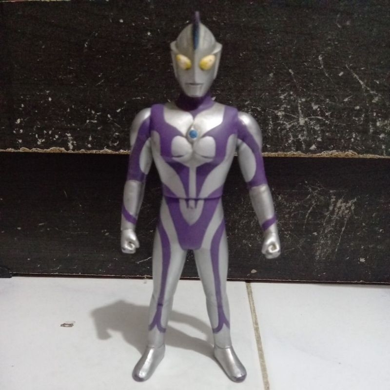 Uhs Ultraman Cosmos  Space Corona 17cm