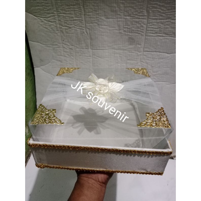 

hantaran satuan kue tile audut siku krem