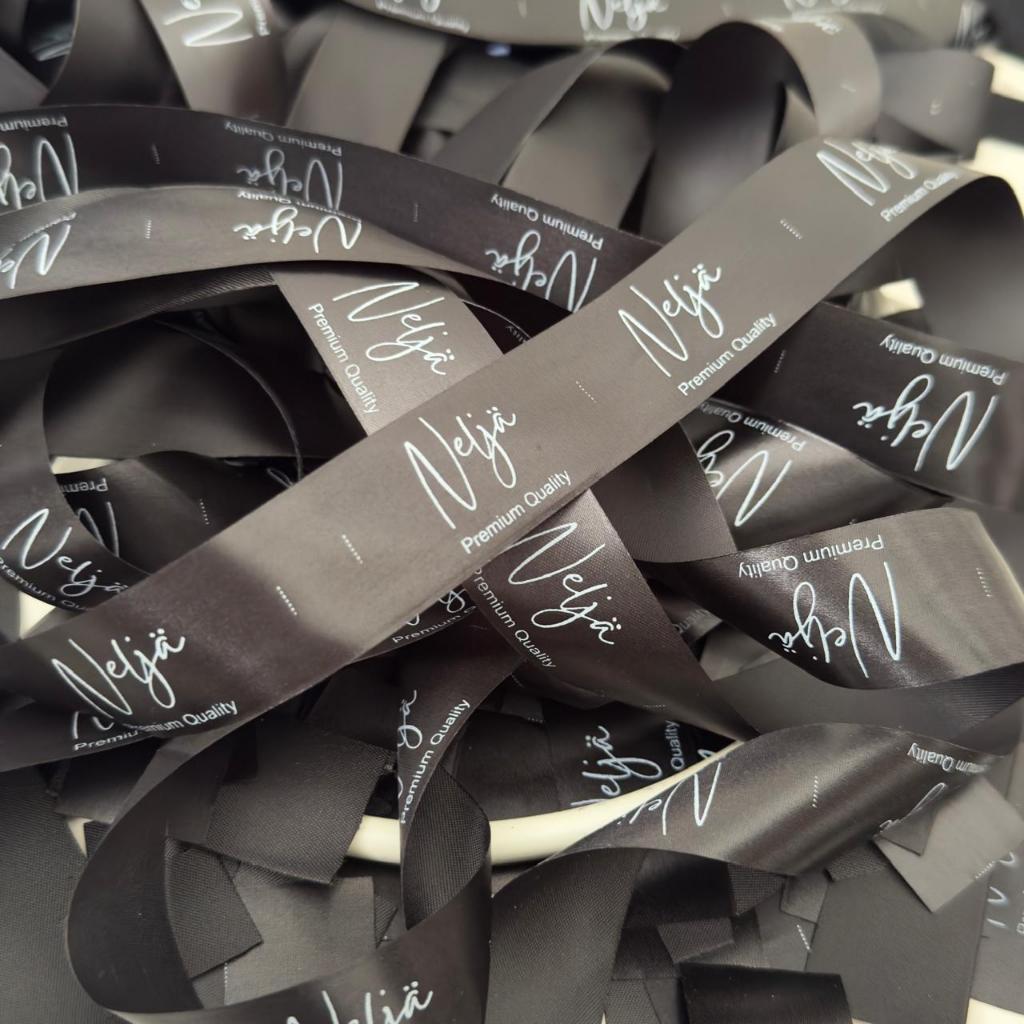 

Satin Label Satin hitam lokal 80meter/Label Baju/Label Pita satin (FREE DESIGN)