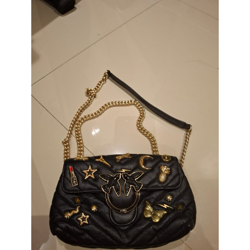 Tas Pinko enamel pin chain