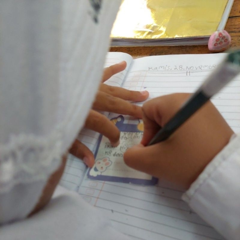 

KARYA ANAK KELAS 1 (GAMBAR, PUISI, PANTUN, LUCU, GEMOY)