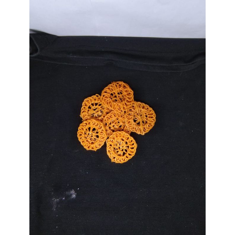 

krecek krupuk mentah model lonjong kecil dan bundar/bulat besar warna kuning dan putih