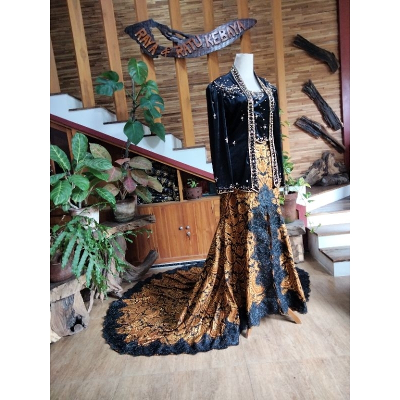 set Atasan Bludru + Rok duyung ekor Jarik prodo gilap.
