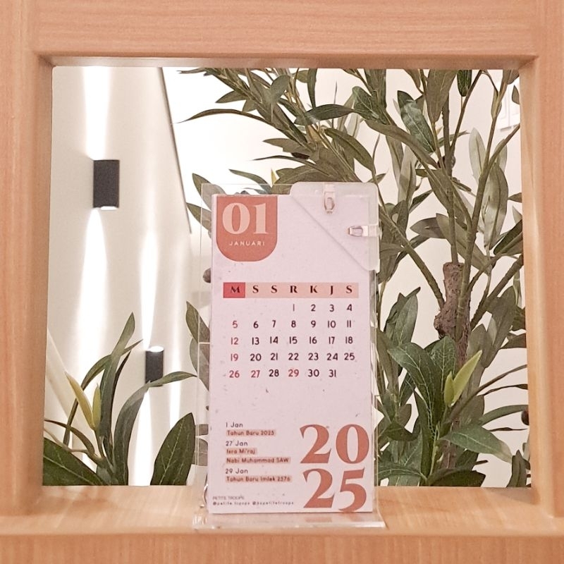 

kalender meja 2025 akrilik set - calendar dengan acrylic standing yg bisa dijadikan phone standing atau phone holder