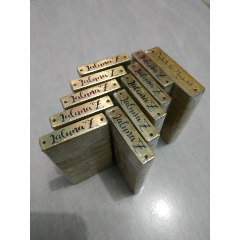 

LABEL PLAT HIJAB BAHAN KUNINGAN UKURAN 1X3 ,1X3,5 .1X4 FREE DESAIN NAMA DAN LOGO