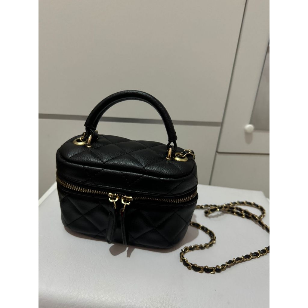 Tas Selempang Hitam dengan Rantai Kulit