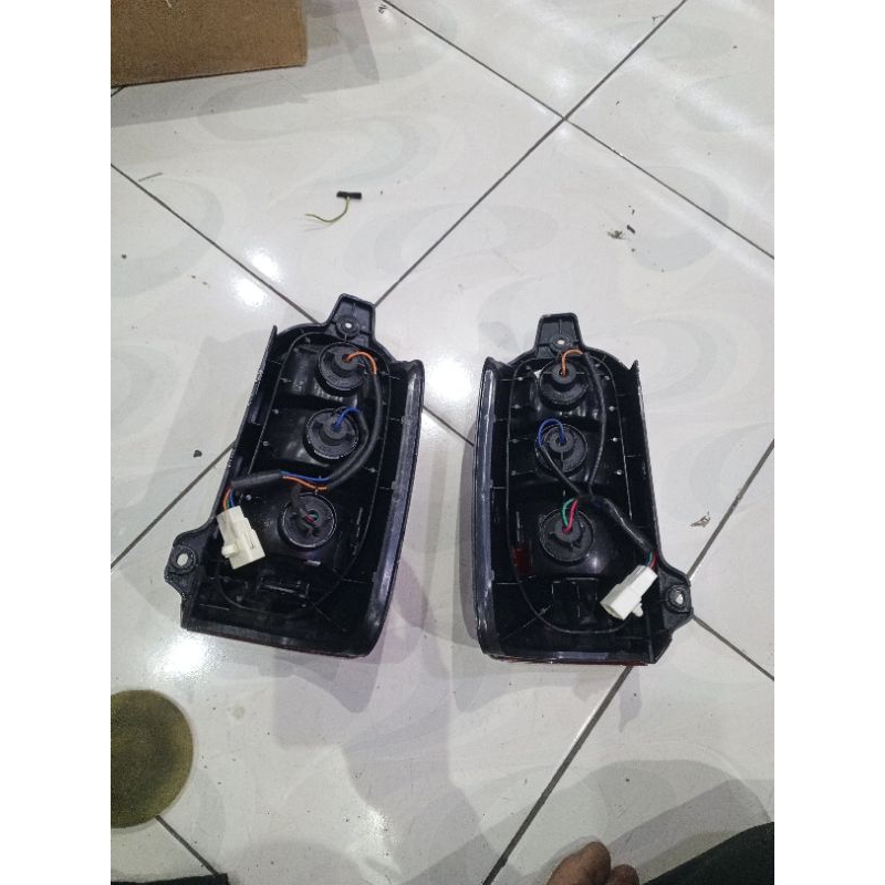 stoplamp lampu belakang kijang LGX 2001/2002/2003/2004