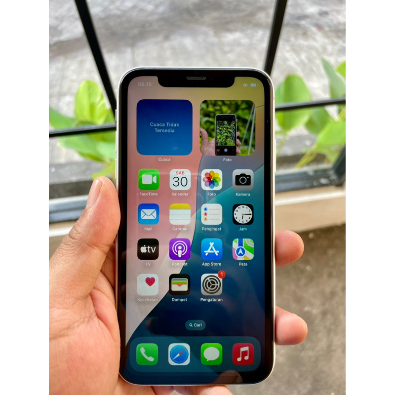 iphone XR white 64 gb wifi only