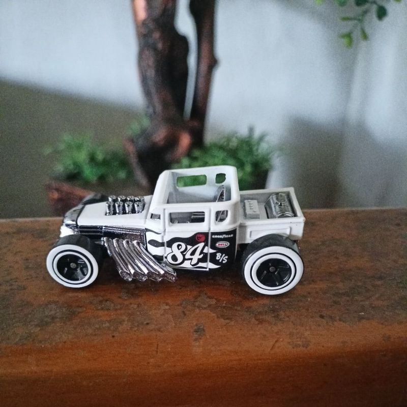 hot-wheels-bone-shaker