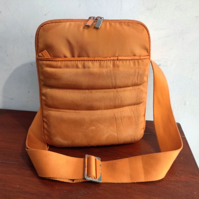 MANDARINA DUCK Sling Bag / Tas selempang Mandarina Duck