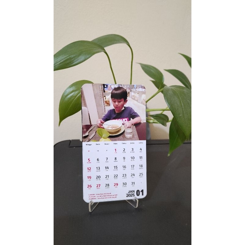 

Kalender Mini custom tahun 2025 isi 12 lembar + stand akrilik