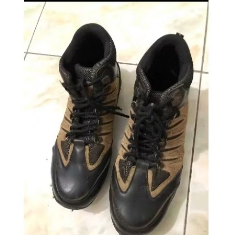 sepatu gunung second