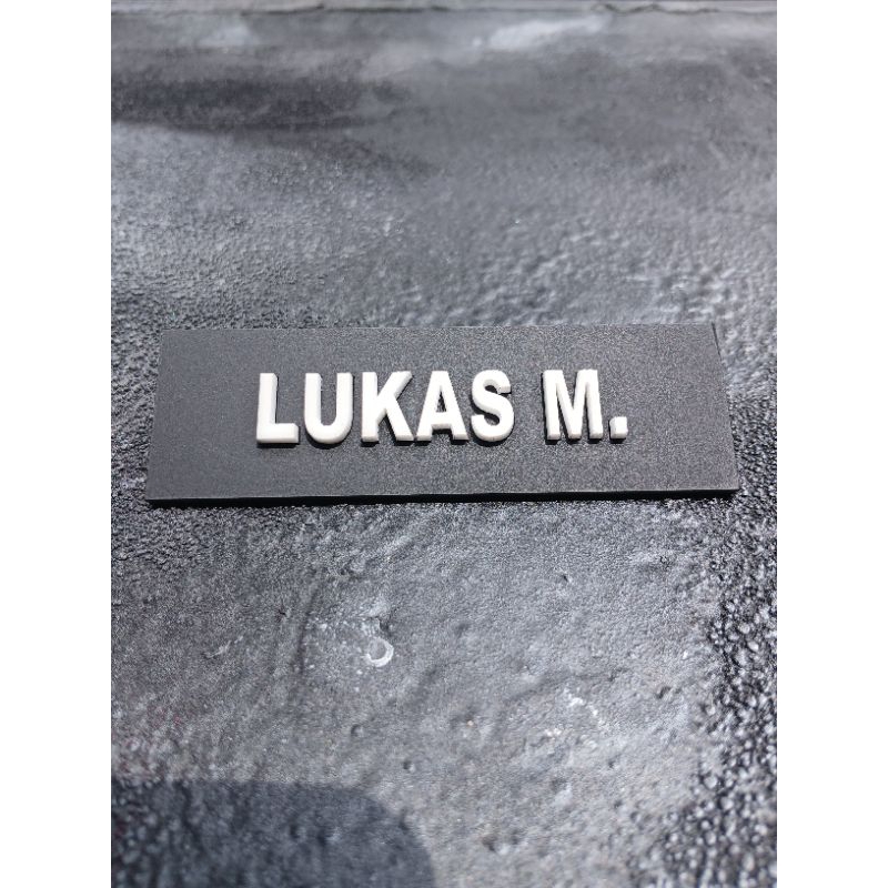 

Nametag uk 2,5×8 acrylic timbul | tidak timbul | papan nama huruf timbul| nametage tidak timbul| glossy doff