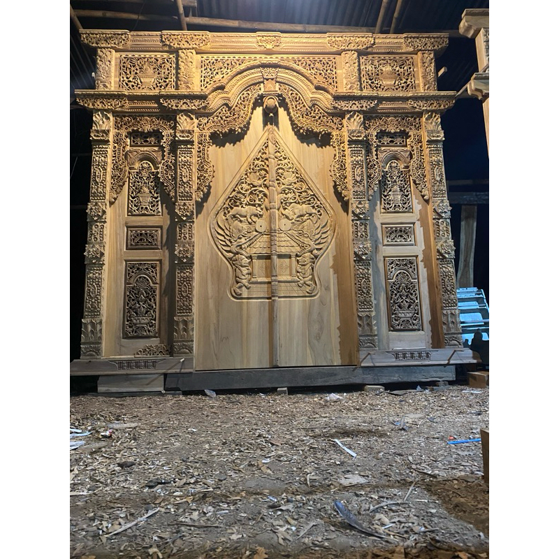 pintu gebyok gunungan kelir wayang