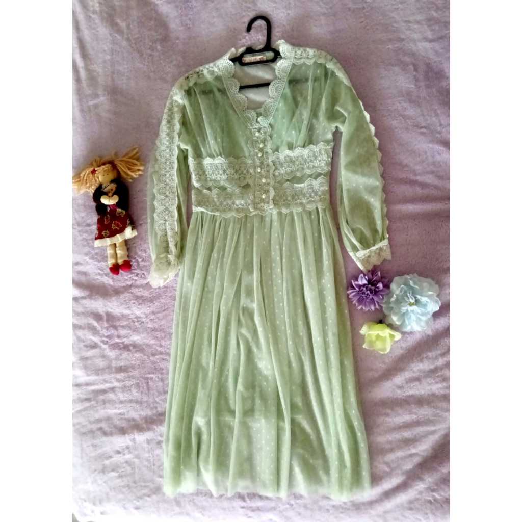 Dress wanita warna hijau muda dari bahan tile ringan.(Pre-Loved). Size: M.