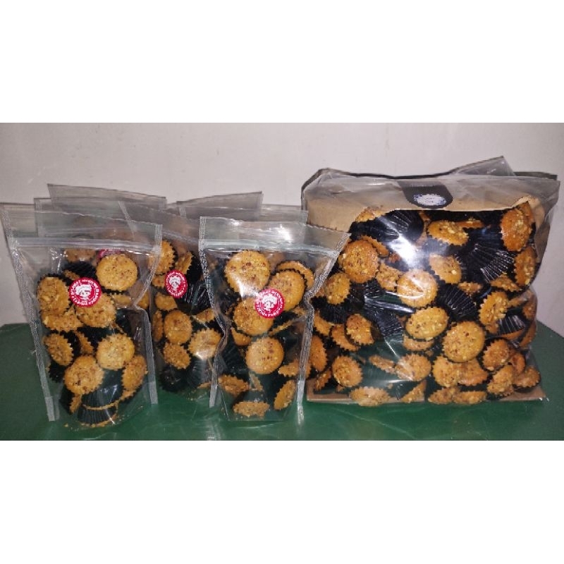 

Brownies kering mini premium KILOAN topping kacang