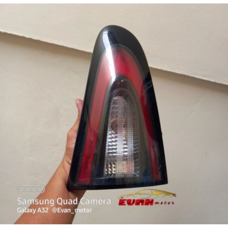 Lampu belakang reflektor bagasi Toyota sienta type Q