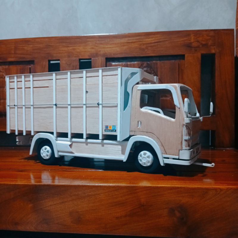 Miniatur truk NMR 71 (Giga) skala 12 model pengaman samping full. Miniatur truk mentahan bahan utama