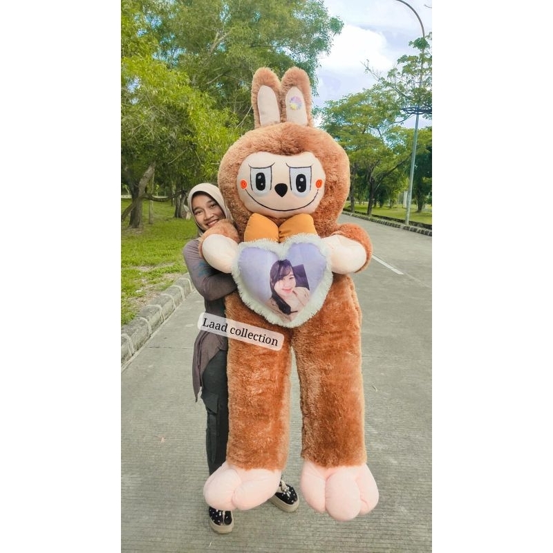 BONEKA BESAR VIRAL LABUBU THE MONSTER EXCITING MACAROON  SUPER JUMBO 1,5 METER FREE UKIR NAMA/FOTO