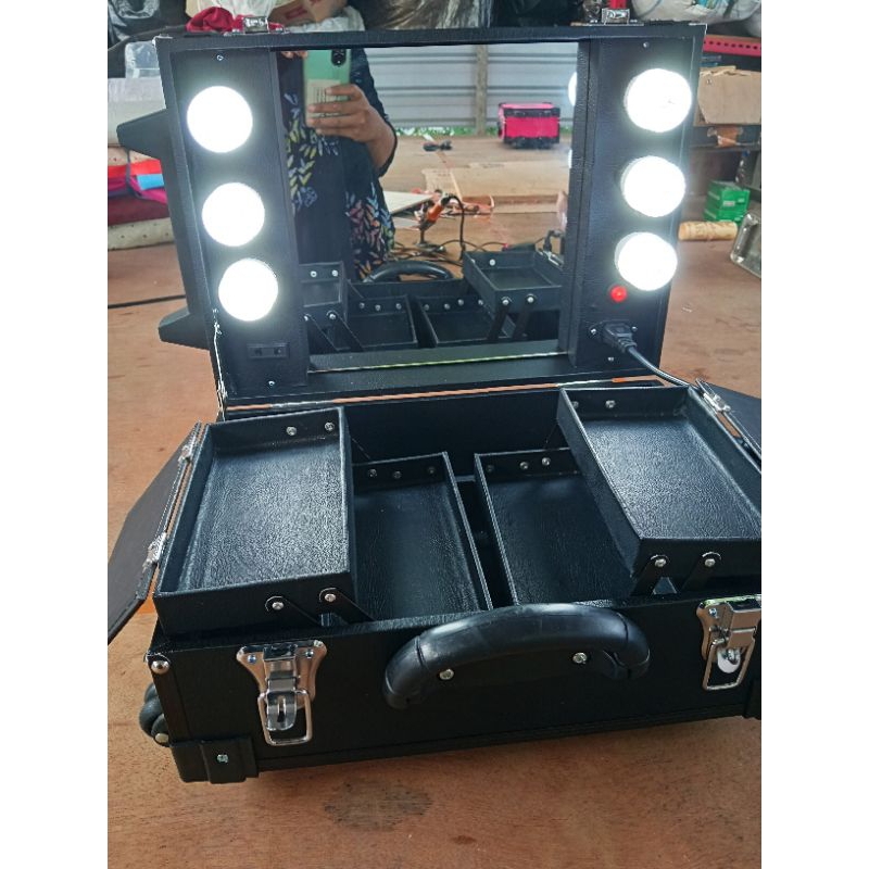 KOPER MAKEUP/ BEAUTYCASE MAKEUP MUA 6 LAMPU 4 RAK