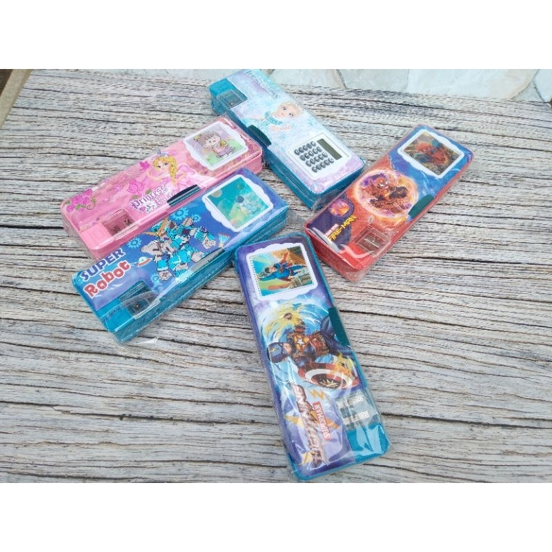 

NEW KOTAK PENSIL KALKULATOR /TEMPAT PENSIL MAGNET MOTIF CEWEK COWOK 125 Penilaian