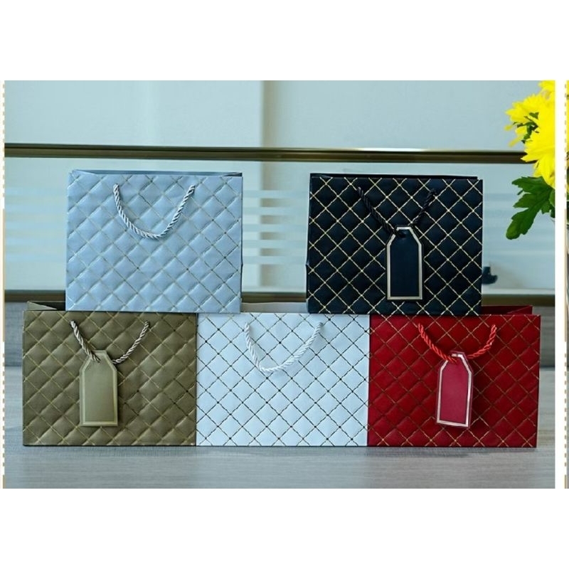 

PAPER BAG / PEPER BAG PREMIUM / GIFT BAG / PAPERBAG KADO HAMPERS / PAPERBAG MOTIF TEBAL