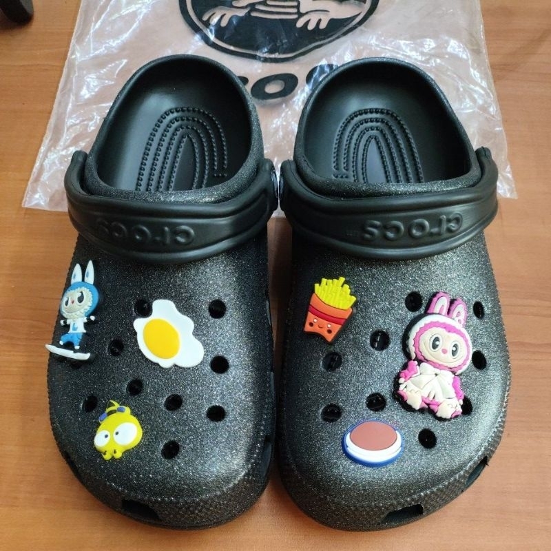 SANDAL CROCS CLASSIC CLOG GLITTER BLACK NO CUTTING MADE IN INDONESIA M7/W9 ASLI ORIGINAL AUTHENTIC 1