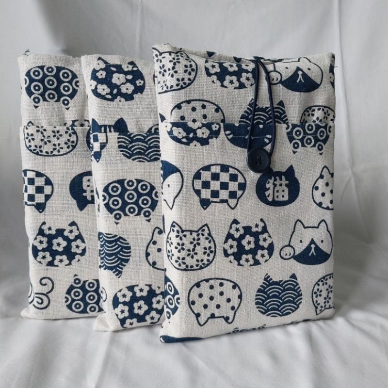 

Book Sleeve Small | Kantong Buku Kain | Pouch Novel - Motif Kucing Navy
