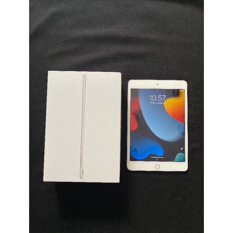 IPad mini 4 space gray 32GB second good condition