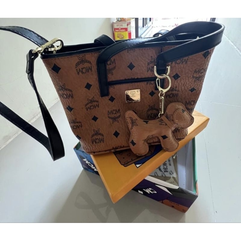 Tas Tangan MCM Putih dengan Rantai Hitam