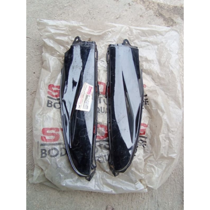 COVER CENTER SIDE - SAMBUNGAN BODY KANAN - KIRI HONDA REVO FIT 110 2009-2010 HITAM