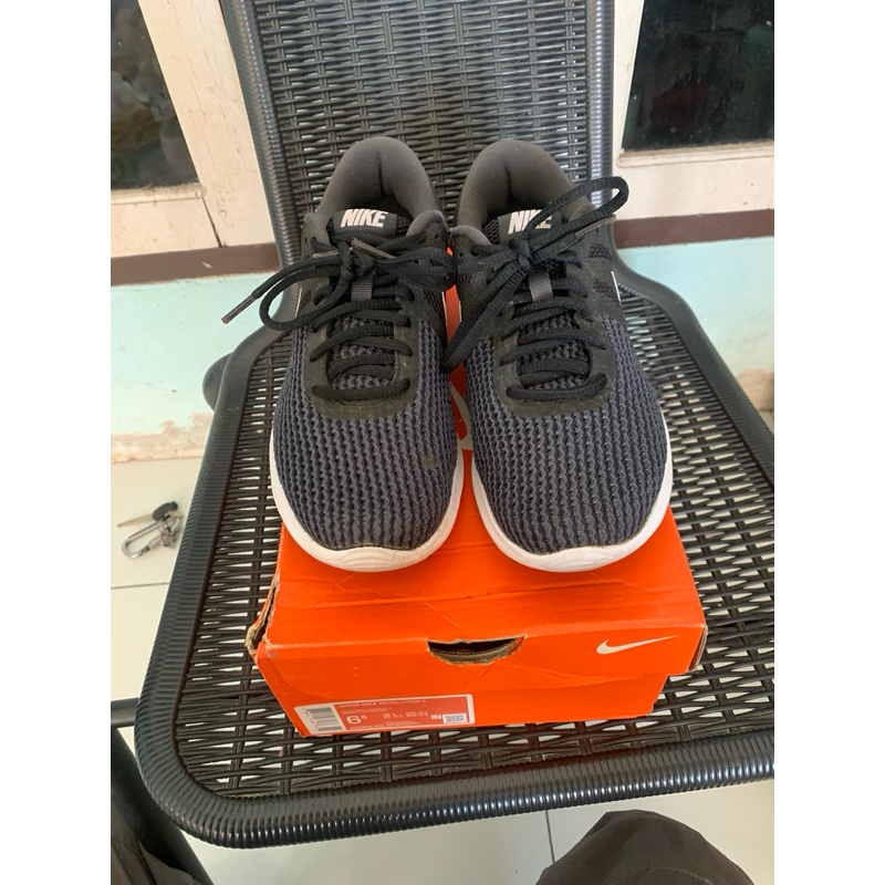 PRELOVED / SECOND ITEM SEPATU RUNING WANITA NIKE REVOLUTION 4 Size 37,5 (23,5) BALIKPAPAN
