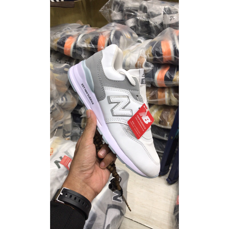 SEPATU PRIA NB997 "PUTIH ABU"