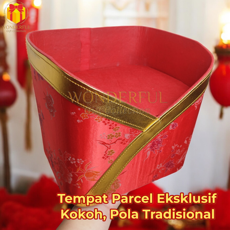 

Hardbox Hampers Parcel Imlek Kokoh Merah Gold Cheongsam 28,5 x 24,5 x 24