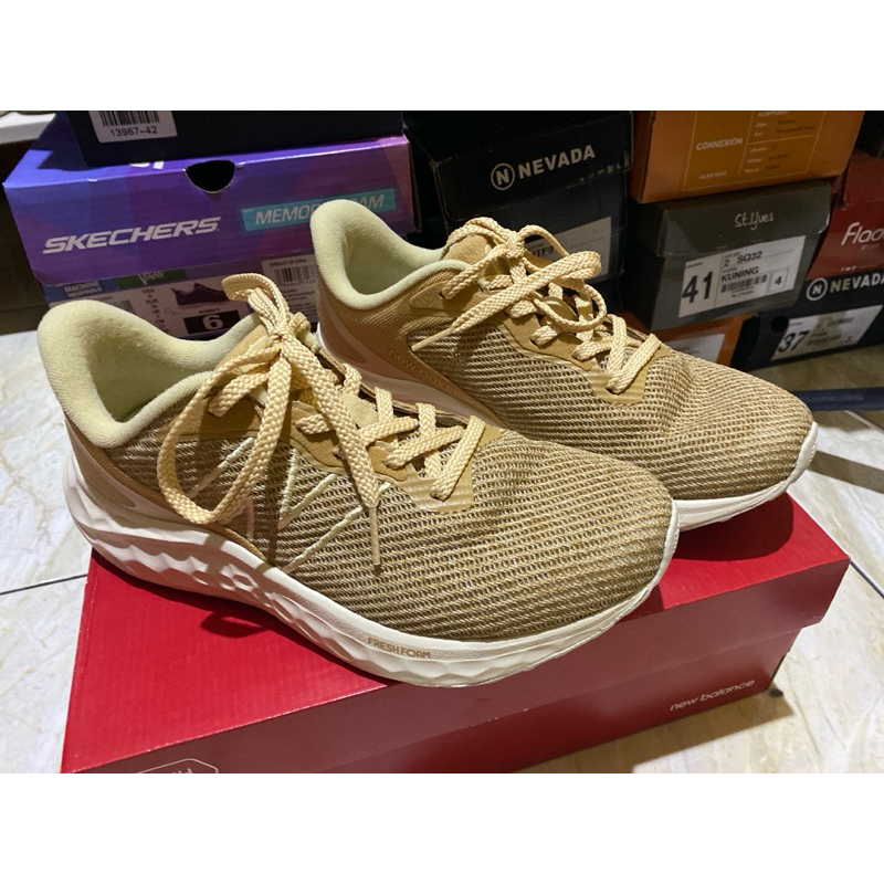 PRELOVED new balance sepatu running wanita