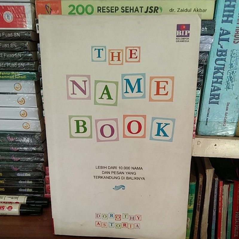 

THE NAME BOOK (LEBIH DARI 10.000 NAMA DAN PESAN YANG TERKANDUNG DI BALIKNYA)