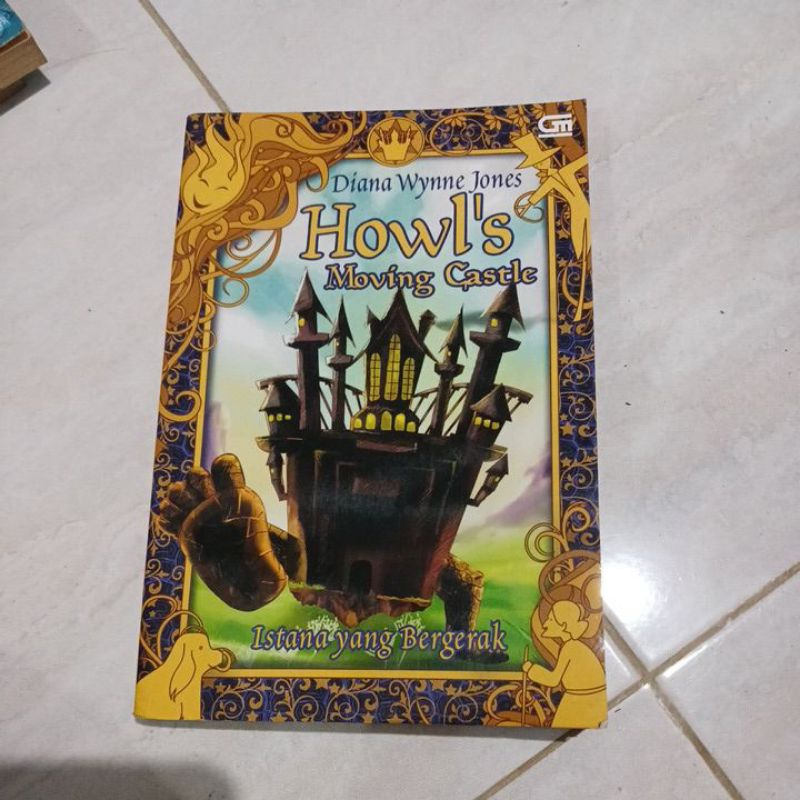 NOVEL Diana Wynn Jones Howl's Moving Castle: Istana yang Bergerak