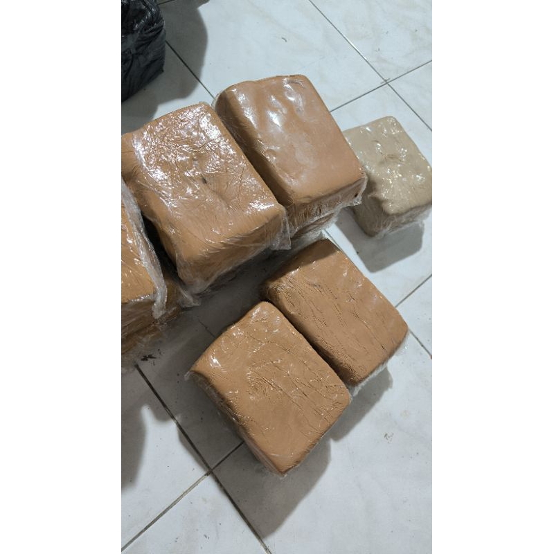 

tanah liat clay keramik siap pakai bisa suhu 1200 derajad plastis jenis stoneware cream